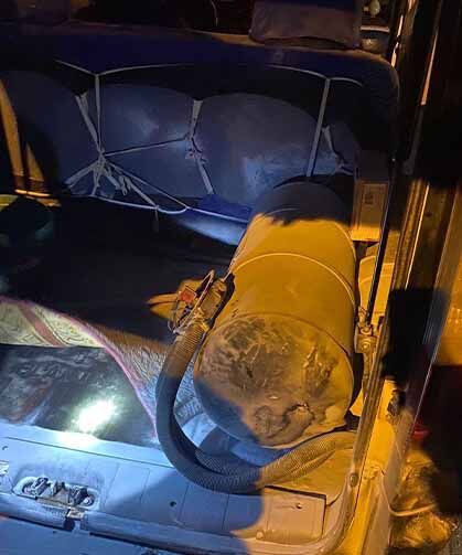 Van'da park halindeki kamyonetin motoru yandı