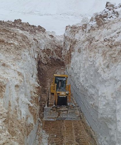 Yüksekova’da 8 metrelik kar tünelleri