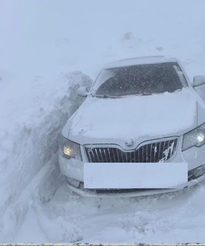 3 bin rakımlı zirvede mahsur kalanlar kurtarıldı