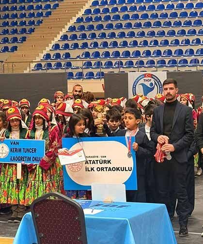 Muradiye’nin minik halk oyuncuları il birincisi oldu