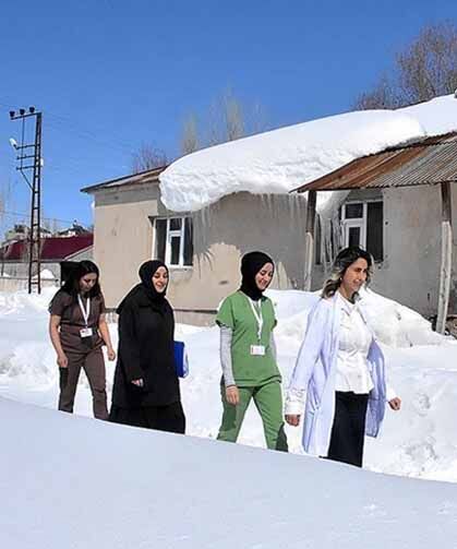 Van'da soğuk havaya aldırmadan hastaları için mahalle mahalle dolaşıyor