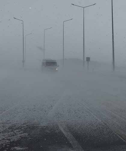 Güzeldere Geçidi'nde tipi trafiği olumsuz etkiliyor