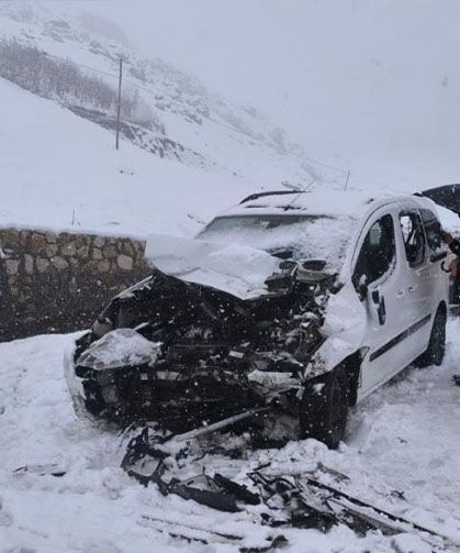 Kamyonetler kafa kafaya çarpıştı: 1 kişi hayatını kaybetti