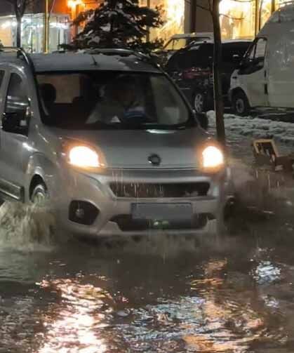 Yüksekova'da caddeler göle döndü