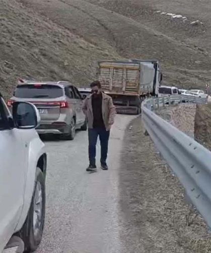 Yüksekova-Van yolundaki heyelan ulaşımı aksattı
