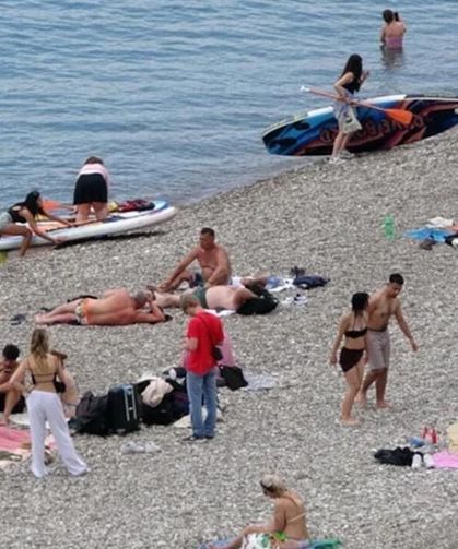 Antalya'da bahar ayında sahiller doldu