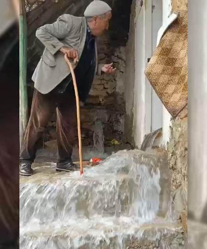 Bahçesaray’da dağlarda kar, mahallede sel