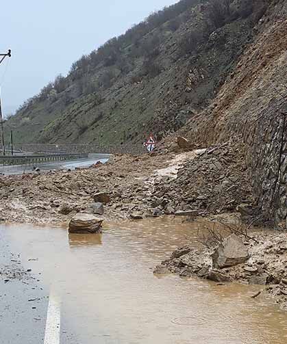 Hizan-Bahçesaray yoluna dökülen çamur ve kayalar temizlendi