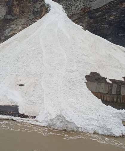 Hakkâri'de çığ: Zap Suyu'nun önünü kesti