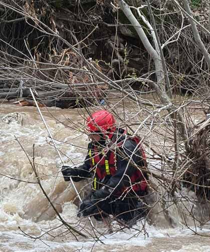 Dereye düşen çocuğu arama çalışmaları sürüyor