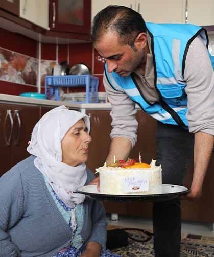 Van'da 75 yaşındaki kadına doğum günü sürprizi