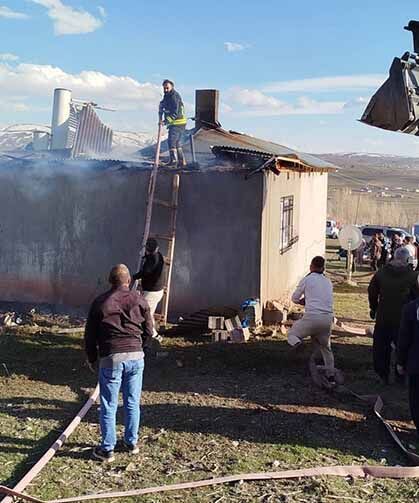 Van’ın Özalp ilçesinde ev yangını