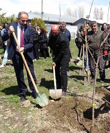 Van YYÜ yerleşkesinde fidanlar toprakla buluştu