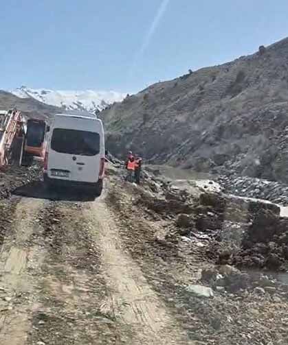Hakkari-Van yolunda ulaşım tek şeritten sağlanıyor