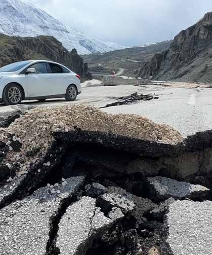 Hakkari'de heyelan: Görüntüler 7 büyüklüğündeki depremi andırıyor