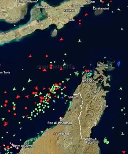 Hürmüz'e ilerleyen gemiler geri döndü