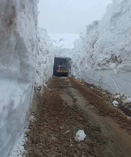 Nisan ayında 4 metrelik kar tünellerinde çalışma