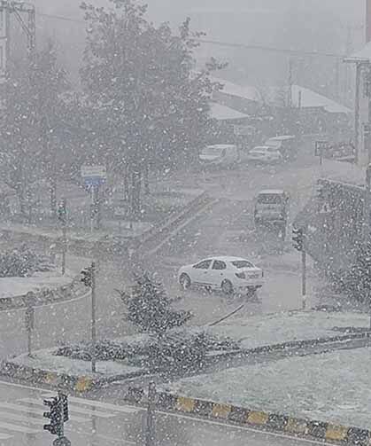 Erciş’te nisan ayında kar yağışı