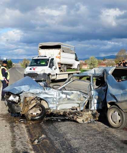 Kamyonetle çarpışan Tofaş ikiye bölündü