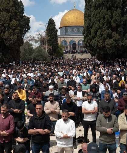 Mescid-i Aksa'da on binlerce Müslüman cuma namazında saf tuttu