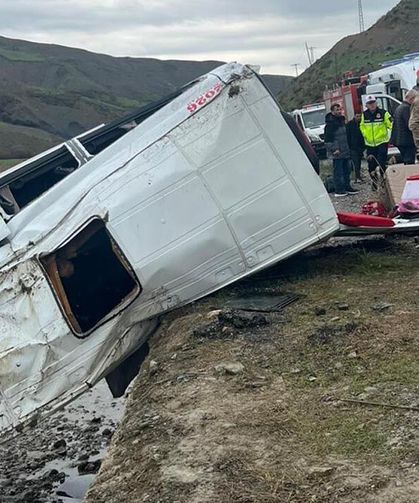 Yolcu minibüsü dere yatağına yuvarlandı: 16 yaralı