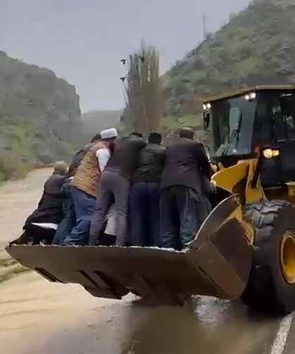 Sel yol vermeyince cenaze iş makinesiyle taşındı
