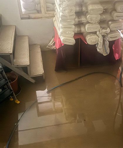 Van’da iş yerlerini su bastı