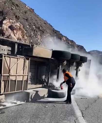 Hakkari-Van yolunda tır devrildi