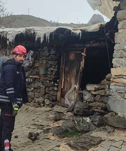 Van’da kümes ve tandır olarak kullanılan yapı çöktü