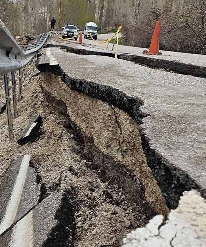 Hakkari-Yüksekova kara yolunda 'yarık' tehlikesi