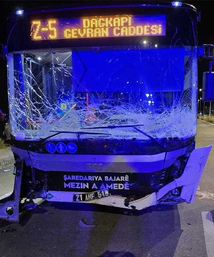Belediye otobüsü ile otomobil çarpıştı: 2 ölü, 7 yaralı