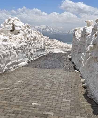Kar kalınlığının 7 metreyi bulduğu Nemrut yolunda çalışma başlatıldı