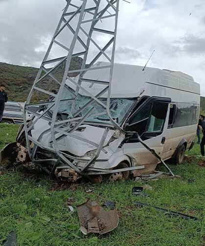 Yolcu minibüsü direğe çarptı: 11 yaralı
