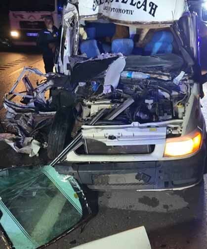 Tarım işçilerini taşıyan minibüs tıra çarptı: 12 yaralı