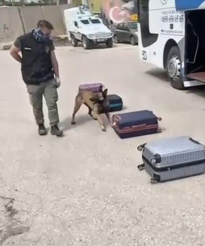 Kıyafetlerine emdirilmiş 12.5 kilo metamfetamin ele geçirildi