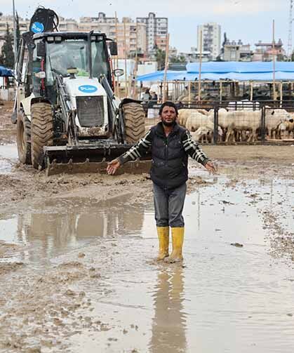 Kurban pazarlarını su bastı! Van'dan giden besici isyan etti