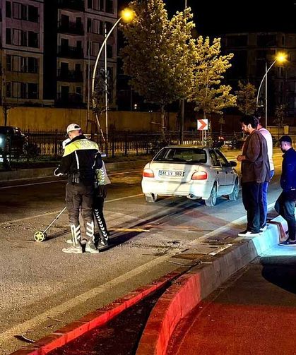 İki otomobilin peş peşe çarptığı yaya öldü