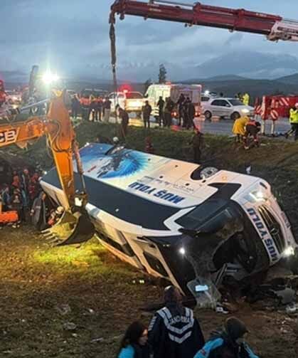 Otobüs devrildi: 3 ölü, 41 yaralı