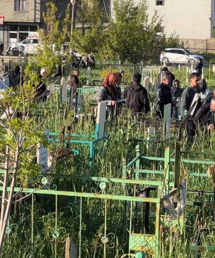 Vatandaşlar bayram namazı sonrası mezarlıklara akın etti