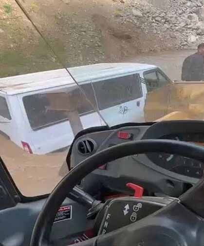 Hakkari'de dere taştı: Minibüs 3 saatlik çalışmayla kurtarıldı