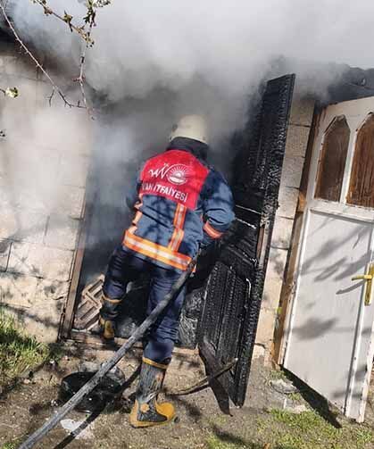 Tuşba'da odunluk yangını