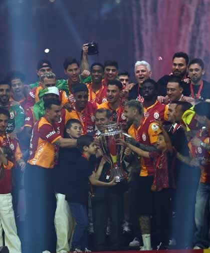 Şampiyon Galatasaray kupasını aldı