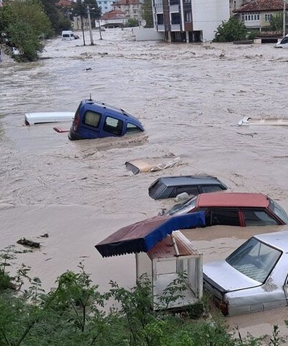 10 dakikalık yağış sele yol açtı! Araçlar sürüklendi, evleri su bastı