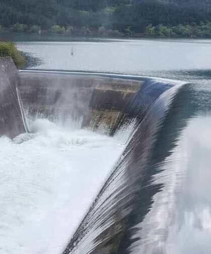 Almus Baraj Gölü'nde dolusavaktan su tahliyesi sürüyor