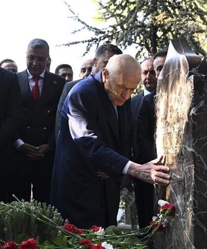 Bahçeli, Alparslan Türkeş'in kabrini ziyaret etti