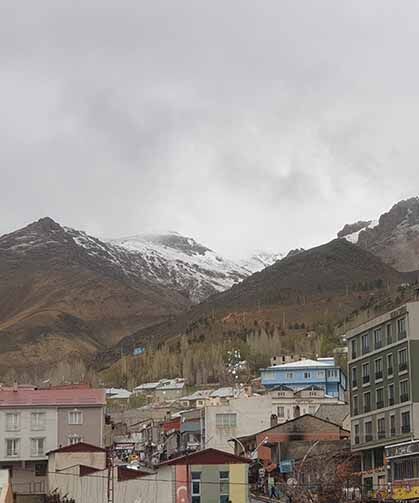 Van'da mayıs ayında yüksek kesimler beyaza büründü