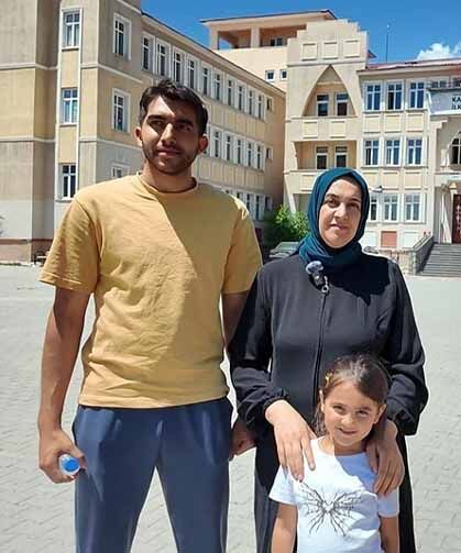 Van'da anne, 2 çocuğuyla aynı okulda sınav heyecanını yaşadı