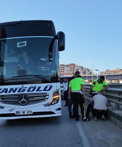 Ehliyetsiz sürücü, yolcu otobüsüne çarptı!