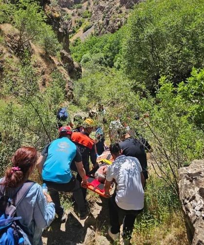Hakkari'de kayalıklardan düşen vatandaş kurtarıldı