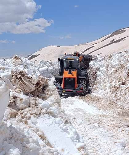Hakkari'de yaz günü karla mücadele devam ediyor